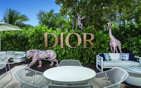 cafe dior design district.